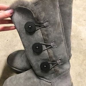 Grey button-up Uggs EUC